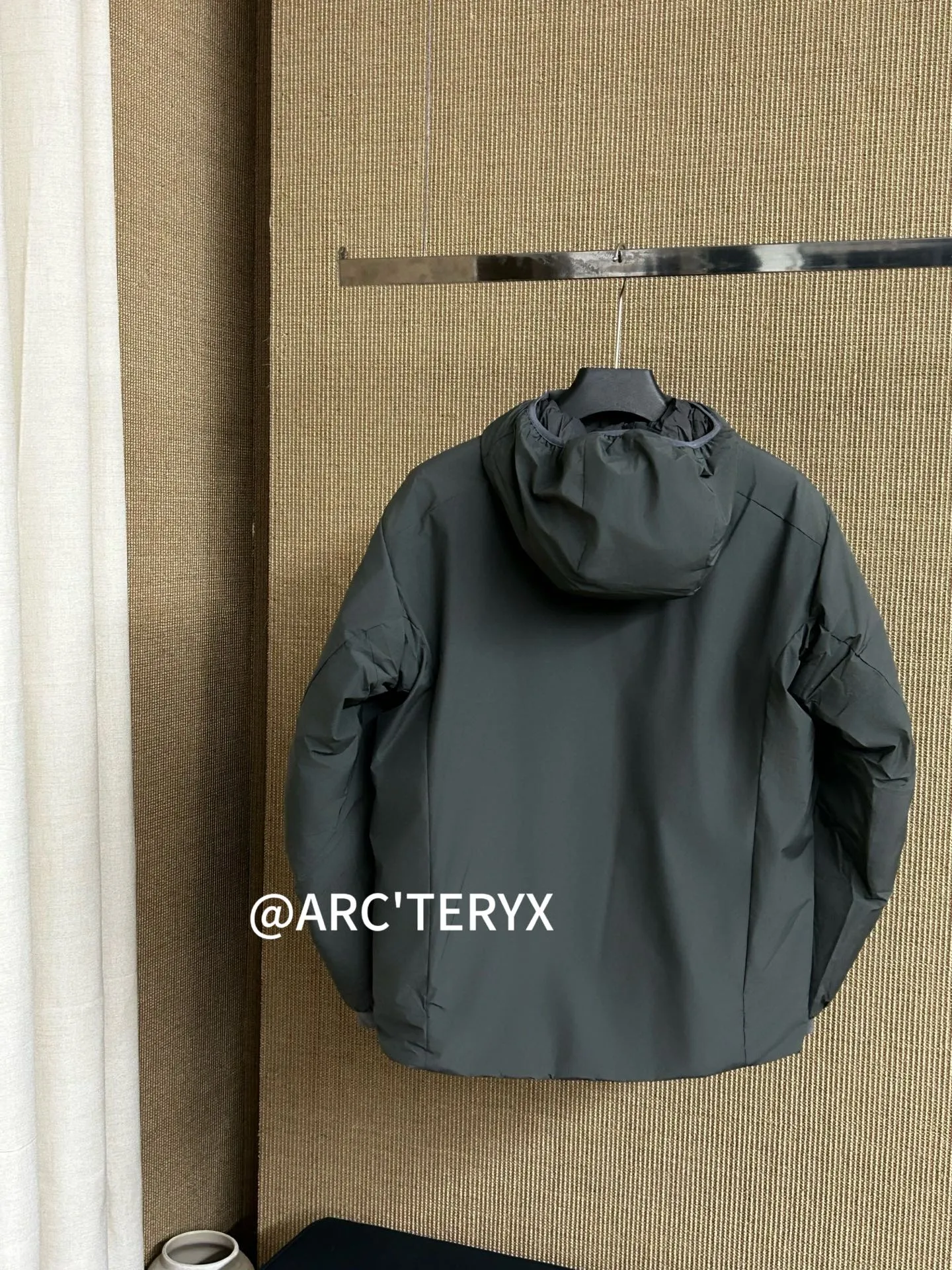 【Arcteryx Atom Hoody 】 : Arcteryx， ， ， 。 ， ， 。 ，Arcteryx ， 。Quality、 ， 。 ， + : ✅ 100% ，Tyono 30 ， ， ✅ ， Wear-Resistant Breathable ✅ ， ， ✅ ， ， ， ✅ 、 ， ， ✅ logo ， ✅ YKK， ✅ ：Coreloft TM Continuous 65 ， ✅（65g/m 2) : ，Breathable ，ATOM Coreloft TM Continuous ， ， ， ， Wear-Resistant ， ， ， 。